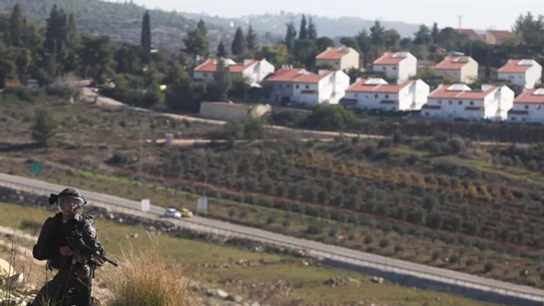 Border policeman guarding Halamish