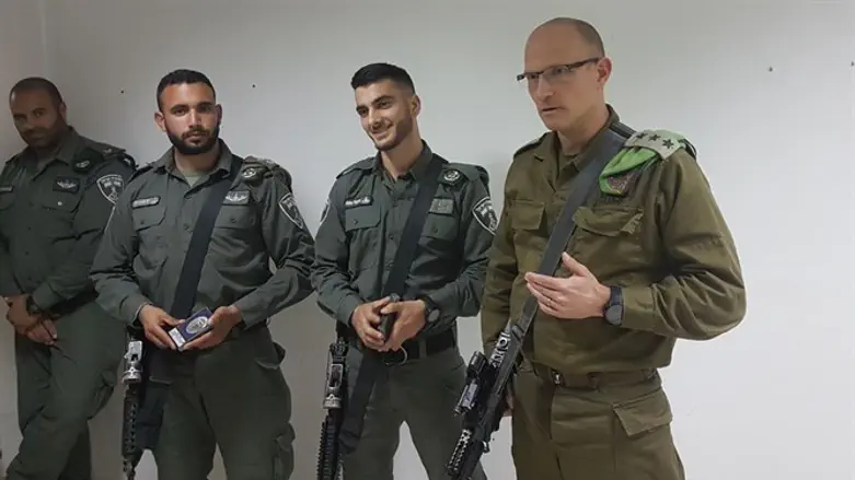 מפקד החטיבה מעניק מדליות הערכה ללוחם ולקצין שסיכלו ניסיון לינץ'