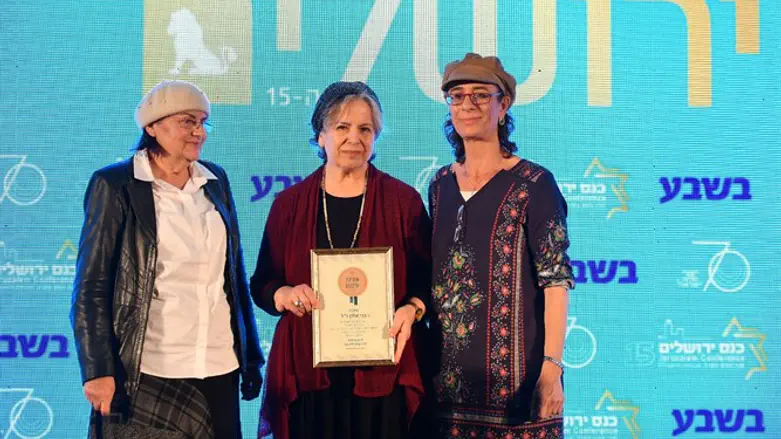 מטר וקצובר בהענקת האות לאמונה אלון