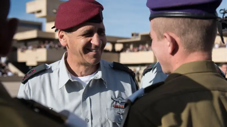 סגן הרטמכ"ל עם מסיימי קורס הקצינים הקרביים