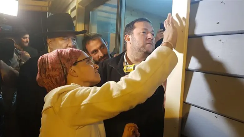 קביעת מזוזה במקום