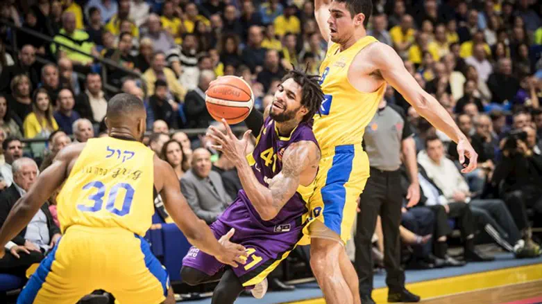 גלן רייס ג'וניור עובר את מכבי ת"א בדרך לגביע