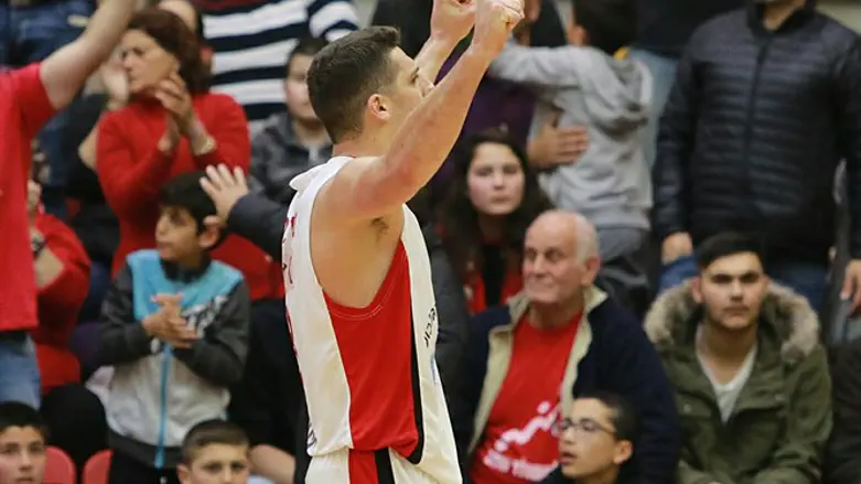 שוכמן במדי הגלבוע. יחגוג גם במדים אדומים אחרים?