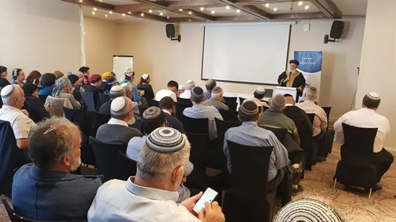 הרב שלמה עמר בהרצאה בפני אורחי אתר ישיבה