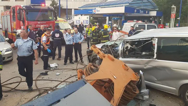 На месте падения крана в Кфар-Сабе