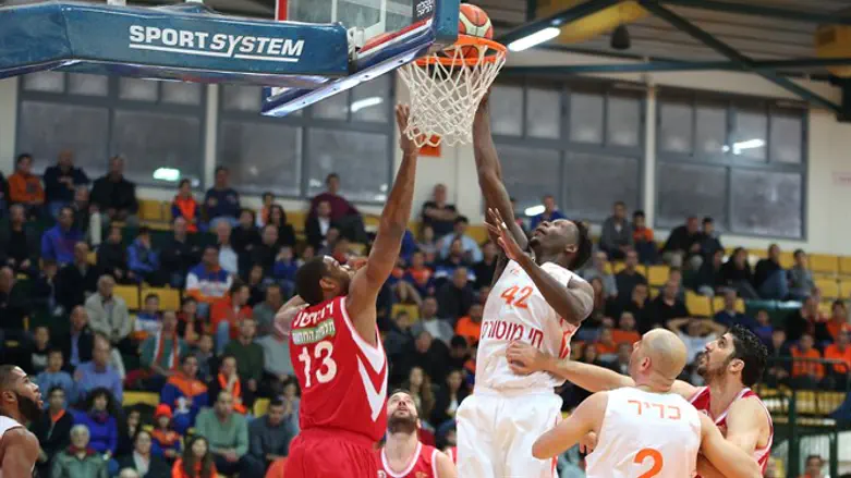 רוברטס הערב לא מצליח לעצור את שחקני נס ציונה