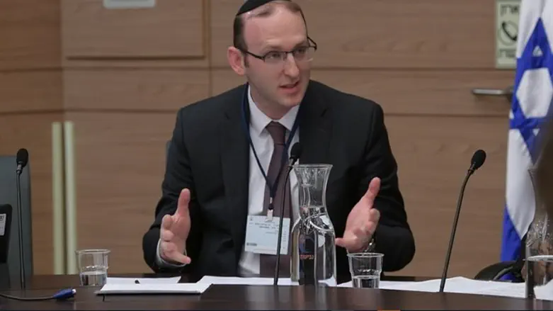 תוקף את הרבנות. הרב שאייר