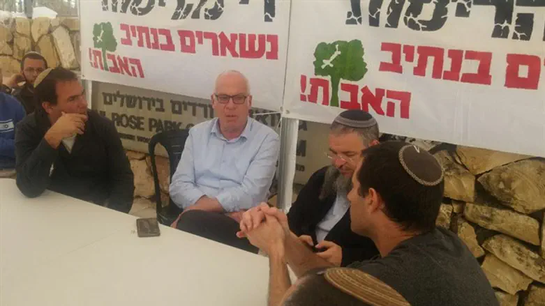 תושבי נתיב האבות במאהל המחאה