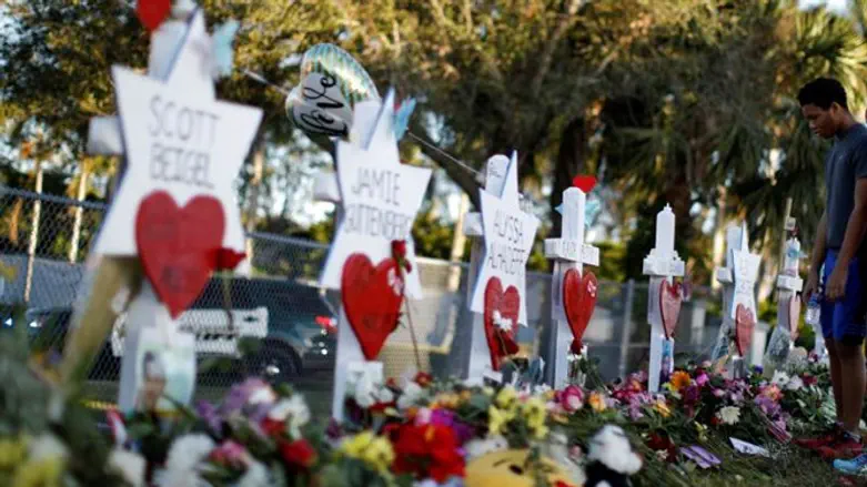 אתר זיכרון לנרצחים בפלורידה.