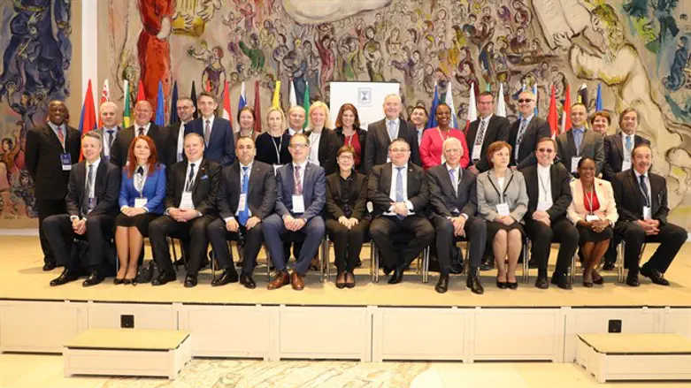 בכירים מכל קצוות תבל