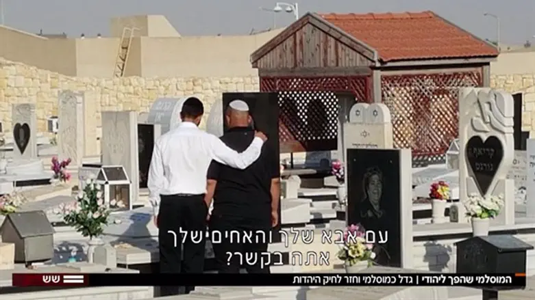 ח' עולה לראשונה לקבר אמו