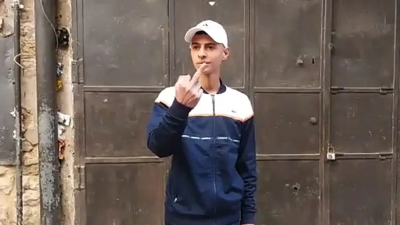 הצעיר הערבי מתגרה