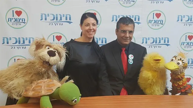 Opening emergenct conference with known TV characters