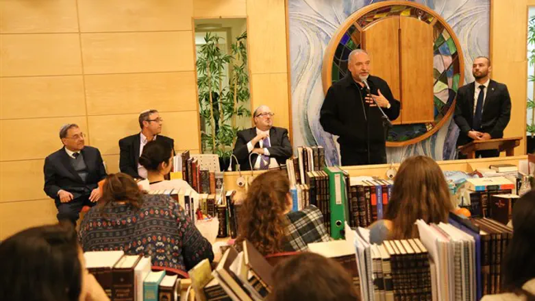 שר הביטחון בבית המדרש בלינדנבאום
