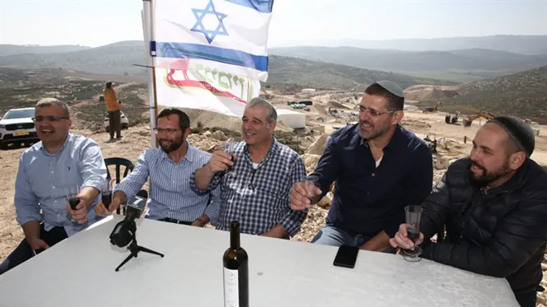יוצאים לדרך חדשה