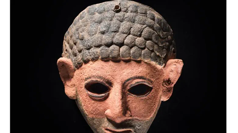 מסכה מודרנית שיוצרה מהתבנית