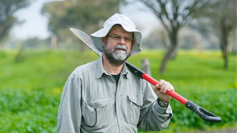 "זה חלק מאהבת הארץ שלי – אני רוצה לדעת עליה הכול, מכל זווית אפשרית". ד"ר אלי צעדי