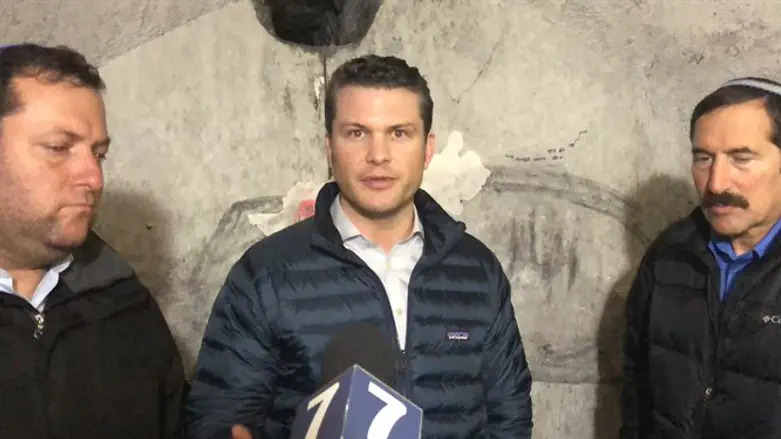 Питер Хегсет у гробницы Иегошуа Бин-Нуна