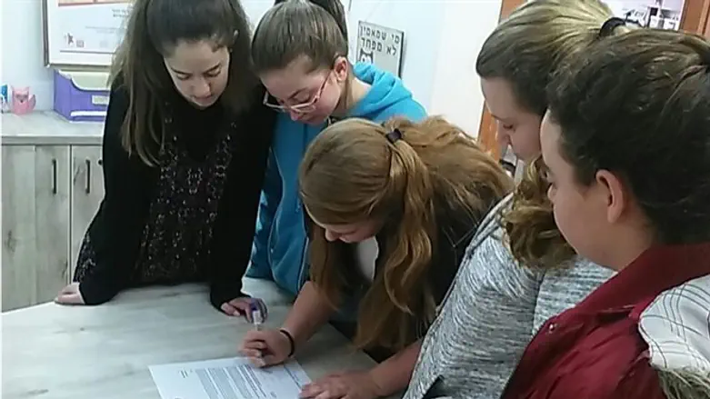 Youth signing letter to PM