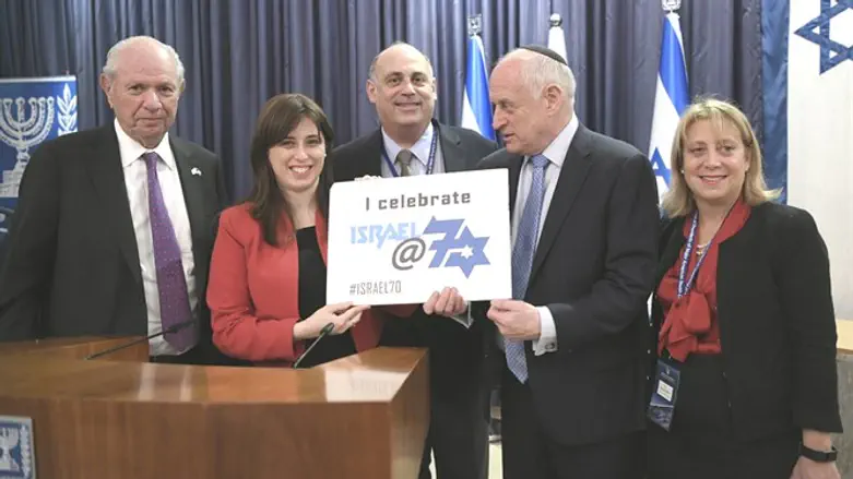 חברי ועידת הנשיאים עם ציפי חוטובלי