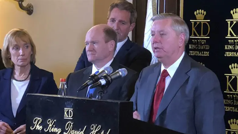 Сенатор Грэхем на пресс-конференции в Иерусалиме