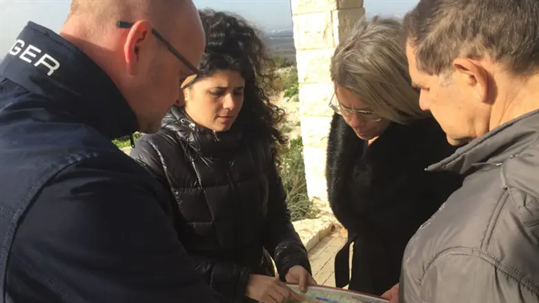 Sharren Haskel with the guests from Sweden