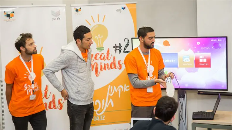 מציגים את הפיתוח