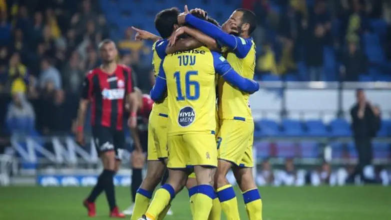 שחקני מכבי ת"א חוגגים הערב תבוסה