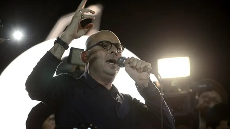 יניב בהפגנה ב"הבימה" (ארכיון)