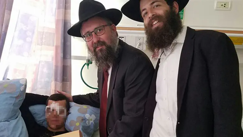 חב"ד העניקה מגילה לחיילים הפצועים