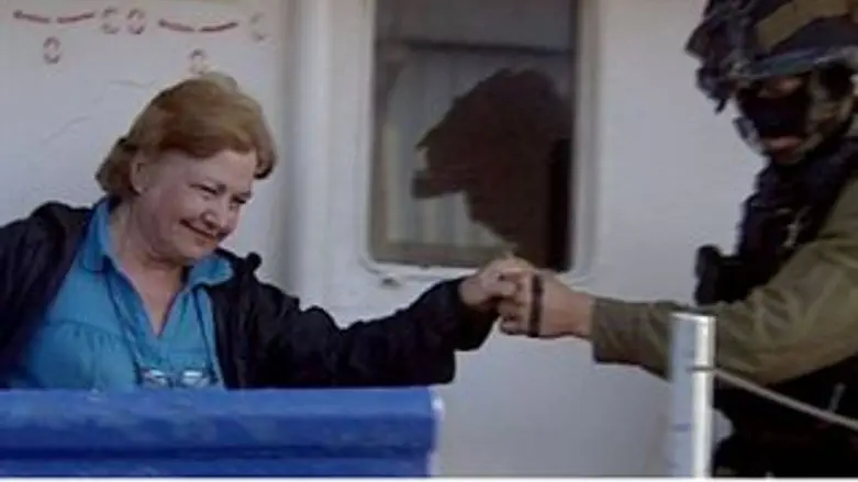 נוסעי הספינה יורדים