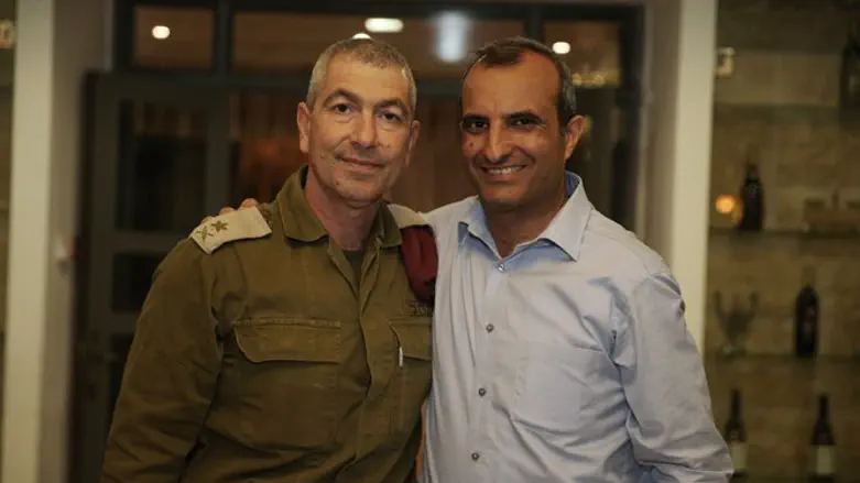 יו"ר מועצת יש"ע רוני עם האלוף נומה