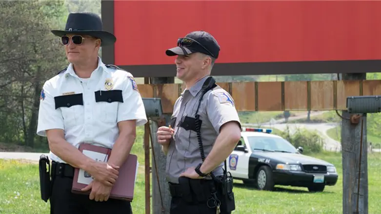 מאבק בלי הזדהות. 'שלושה שלטים מחוץ לאבינג, מיזורי'