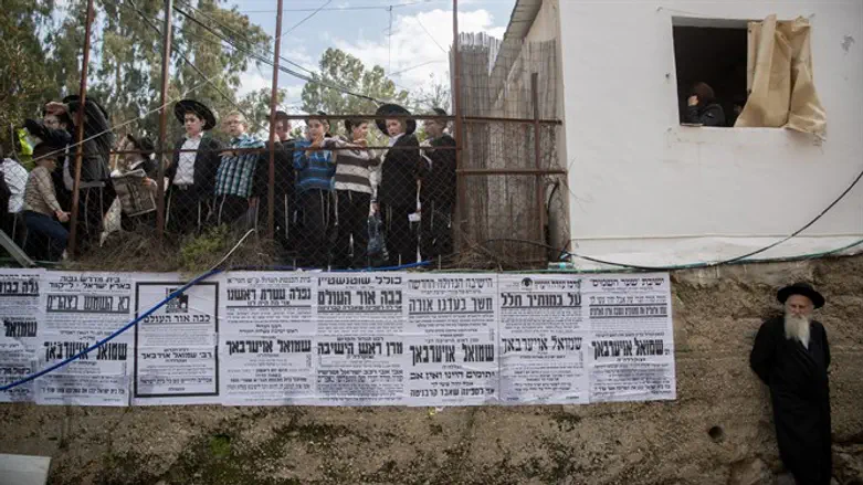 מוות בגיל צעיר יחסית למושגי ההנהגה החרדית. מודעות האבל במסע הלוויה