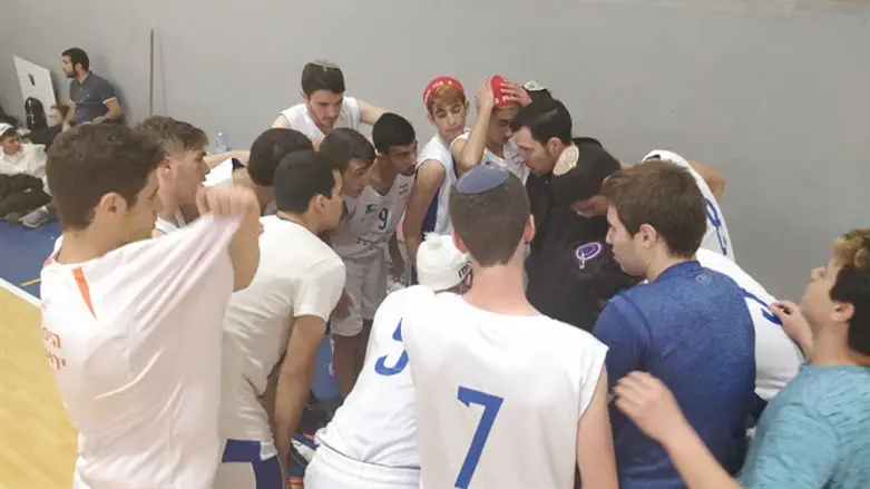 שחקני תיכון חמ"ד הימלפרב. זה יגמר עם אליפות?