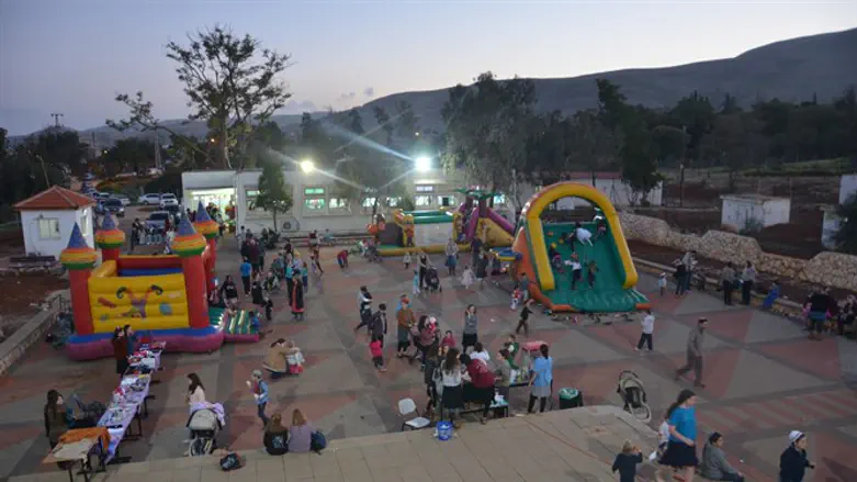 שוק פורים באולפנת הבקעה