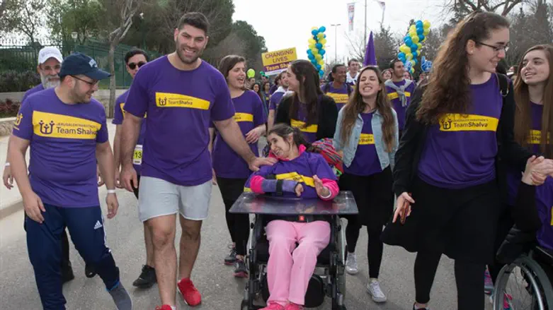 אורי ששון עם ילדי שלוה במרתון בשנה שעברה