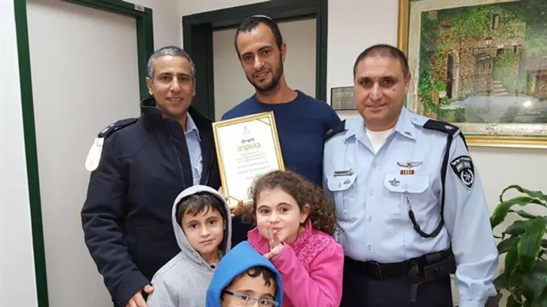 לוי וילדיו במעמד קבלת ציון לשבח מהמשטרה