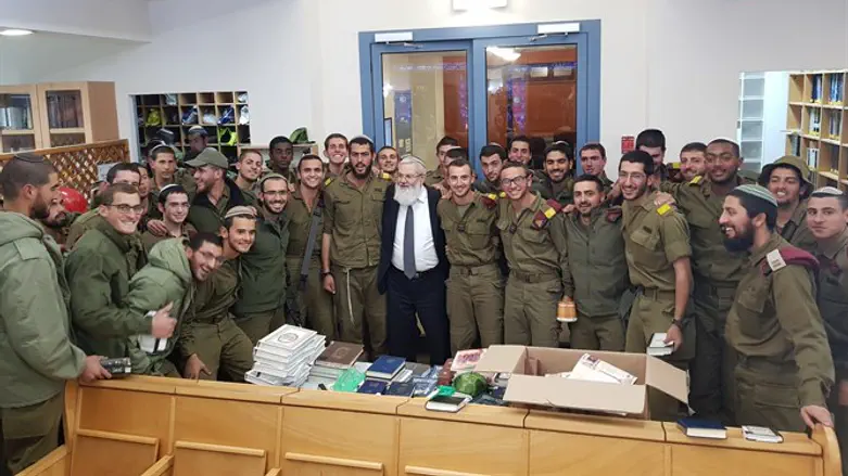 סגן השר בן דהן עם החיילים, הערב