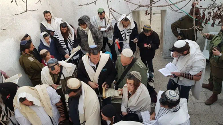 קריאת מגילה בקבר יהושע