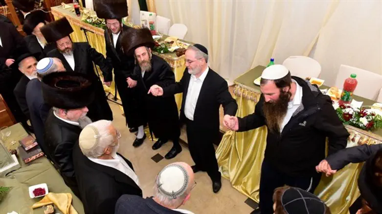 רוקדים בטקס סיום המסכת