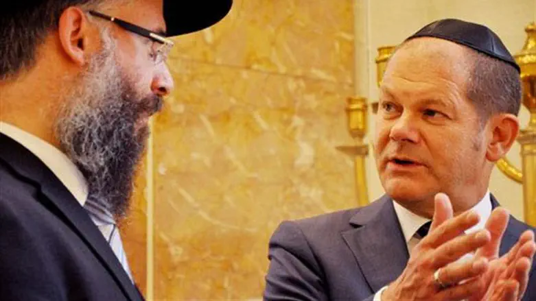 הרב ביסטריצקי עם בכיר גרמני. ארכיון