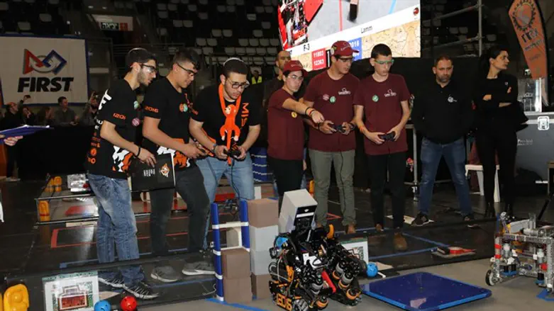 נבחרת הרובוטיקה במהלך התחרות