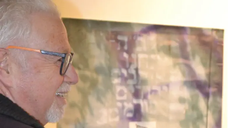 יגאל גרוס עם אחת מיצירותיו