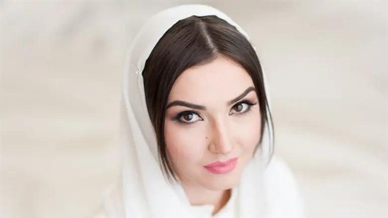 אישה עוטה חיג'אב