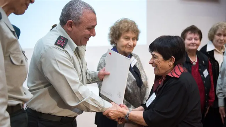הרמטכ"ל עם אחת מלוחמות תש"ח