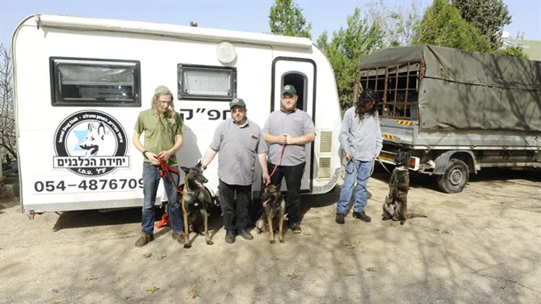 מייק בן יעקב (שני משמאל) ומתנדבי היחידה