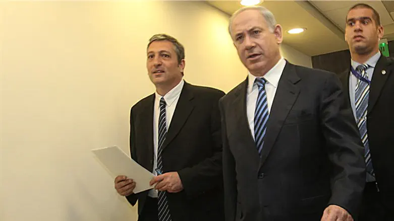 לא ישלם מחיר על מעשיו? ניר חפץ (משמאל)
