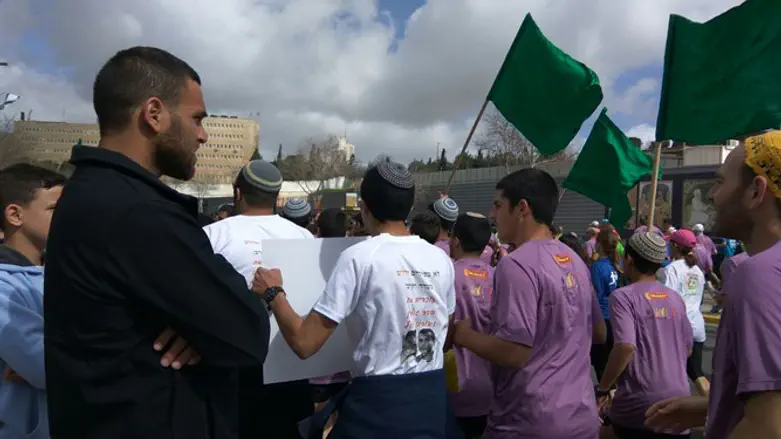 צעירי האיחוד הלאומי רצים עם חולצת המחאה