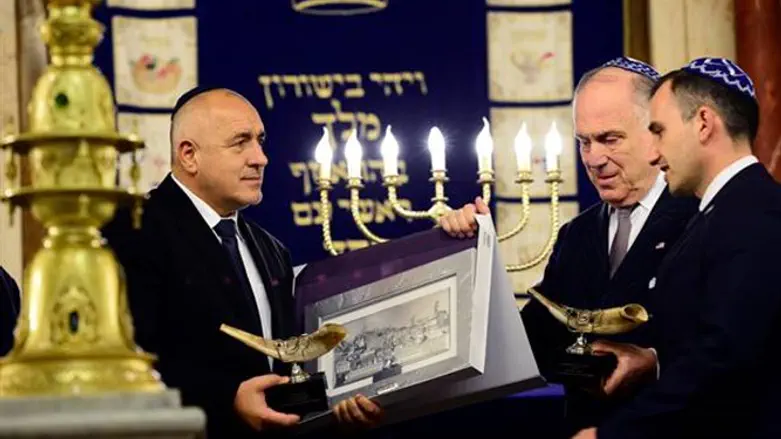 רון לאודר ואלכסנדר אוסקר מעניקים מגן הוקרה לראש ממשלת בולגריה